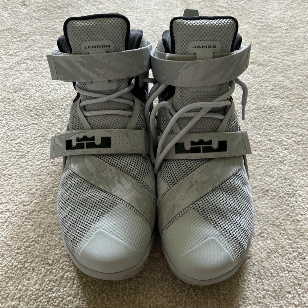 Lebron soldier nines wolf grey worn a handful of times no insoles